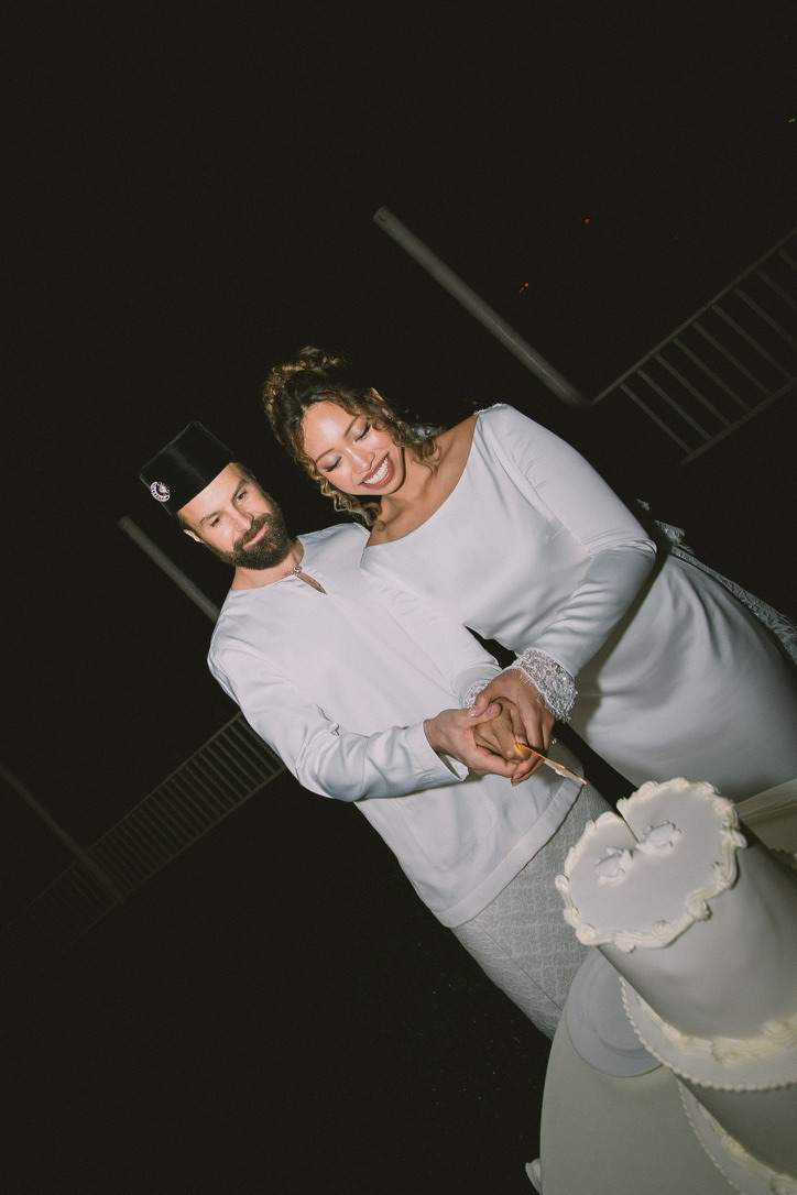 Michael and Deha cutting their wedding cake